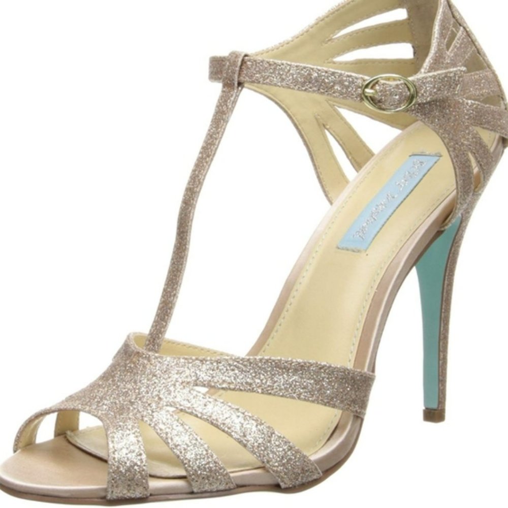 Blue by Betsey Johnson Women's Pump

(Champagne)